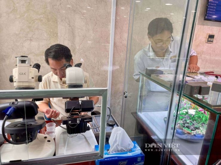 Nhân viên kiểm tra kim cương, đá quý tại trung tâm SJC Nguyễn Thị Minh Khai, phường Bàn Cờ, TP.HCM ngày 24/7. Ảnh: Hồng Phúc