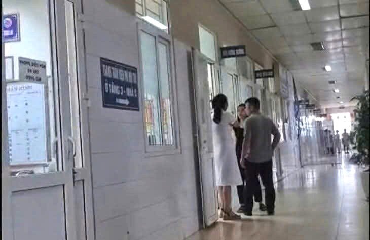 Nhóm người đến cửa phòng làm việc của chị H. - nữ điều dưỡng trưởng Khoa Thần kinh to tiếng, xô xát chị. Ảnh: TL.