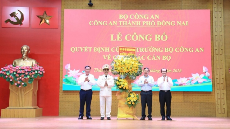 Lãnh đạo TP. Đồng Nai tặng hoa chúc mừng đồng chí Đại tá Trần Trọng Thủy nhận nhiệm vụ mới