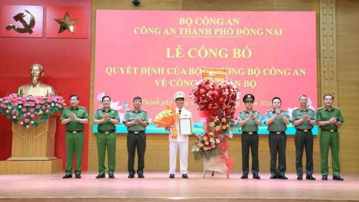 Ban Giám đốc Công an TP. Đồng Nai chúc mừng đồng chí Đại tá Trần Trọng Thủy