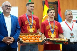 Người hùng World Cup được quê nhà thưởng 152kg cà chua khiến dân mạng thích thú