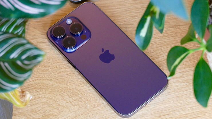 Ra mắt cùng iPhone 14 Pro, Deep Purple là màu đi kèm sắc tím ánh kim thay đổi theo điều kiện ánh sáng. Trong nhà màu máy gần giống xám khói, còn dưới nắng chuyển sang tím đậm. Đây cũng là màu bán chạy nhất của dòng iPhone 14 Pro.