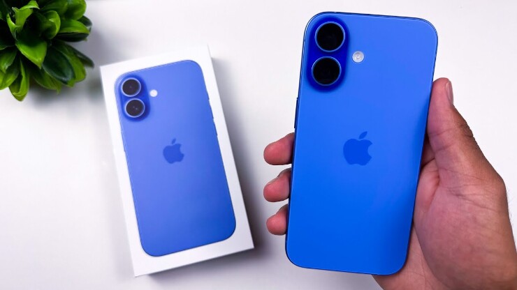 Khác với hầu hết màu hiếm thuộc dòng Pro, Ultramarine (hay Xanh lưu ly) chỉ có trên iPhone 16 và 16 Plus. Màu xanh lam rực rỡ này được đánh giá là gần như không có phiên bản tương tự trên các thế hệ iPhone trước, tạo nên nét nhận diện rất riêng.