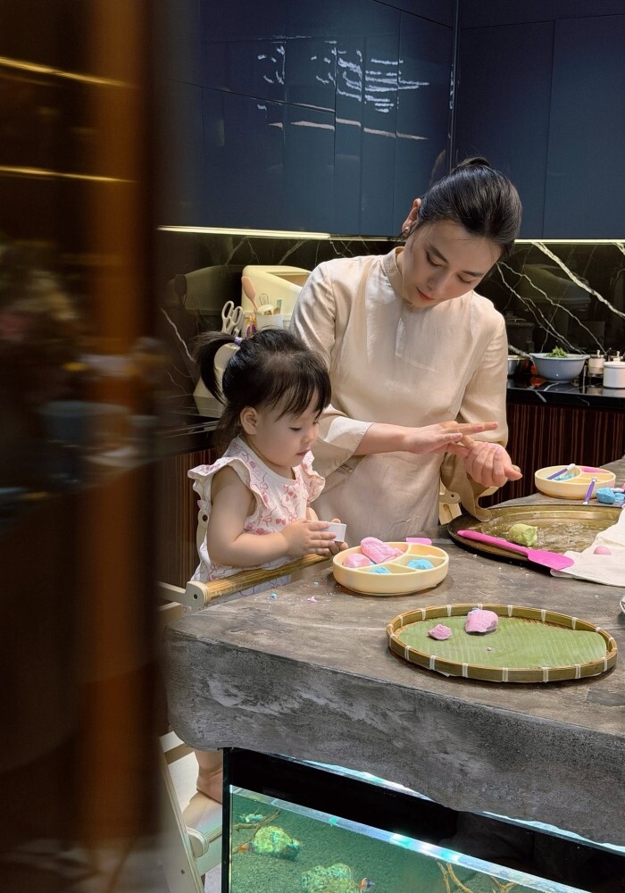 Phương Oanh đưa con đi học, chuẩn bị từng bữa ăn cho các bé.&nbsp;