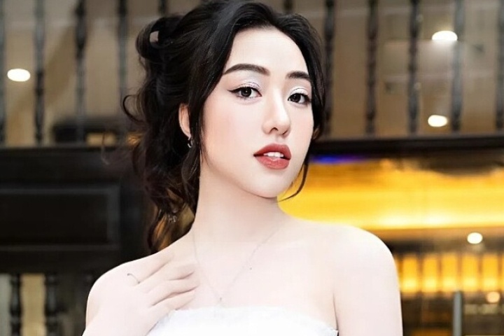 Á hậu Mỹ Duyên trước khi vướng ồn ào ném gạch vào nhà dân