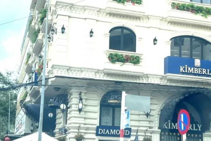 Tin mới việc cửa hàng kim cương nổi tiếng Cần Thơ 'cửa đóng then cài'