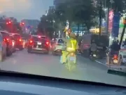 Cảnh sát giao thông Hà Nội mở đường, giành lại “thời gian vàng” cứu sống bé trai