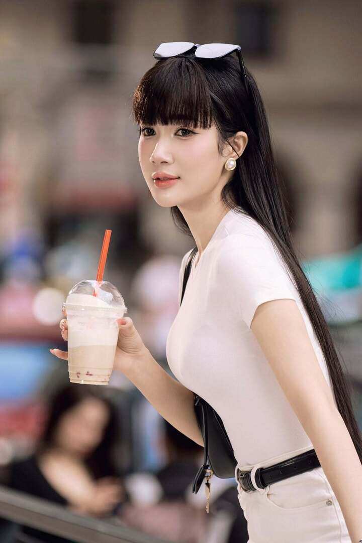 Ngoài đời, Thanh Huế theo đuổi phong cách nữ tính, dịu dàng.