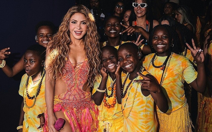 Shakira và Ghetto Kids tại hậu trường show giữa giờ World Cup. Ảnh: Instagram Ghetto Kids