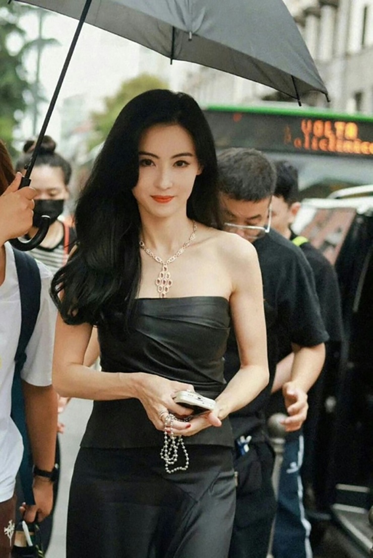 Trương Bá Chi tiếp tục theo đuổi sự nghiệp giải trí và tập trung chăm sóc 3 con trai.&nbsp;(Ảnh: Sohu)