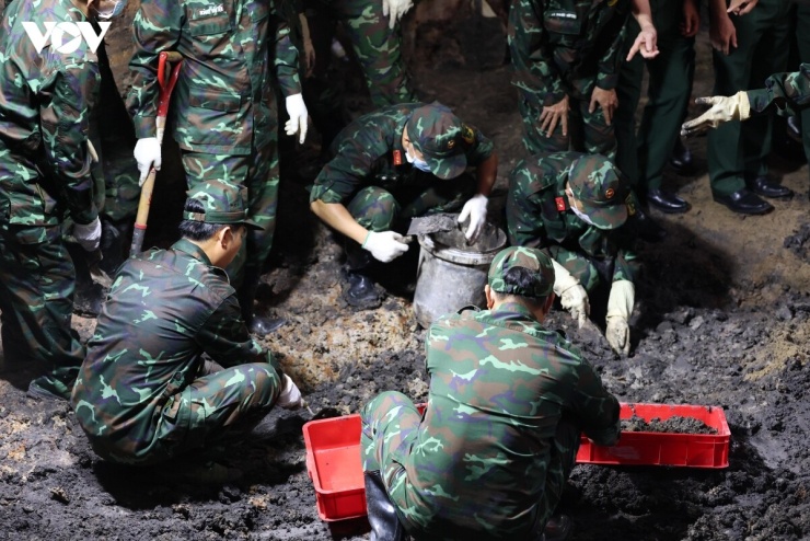 Những người lính vẫn miệt mài bóc tách từng lớp đất để tìm đồng đội trong Công viên Lê Thị Riêng.