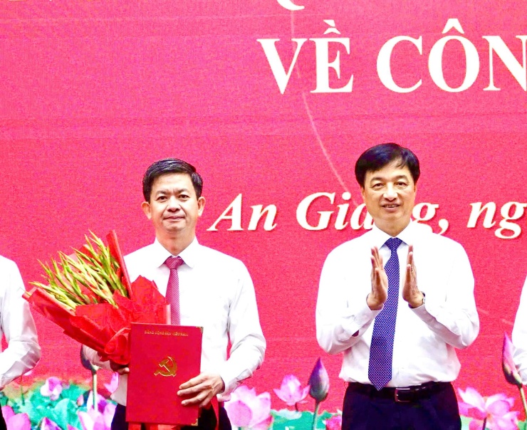 Trưởng Ban Tổ chức Trung ương Nguyễn Duy Ngọc trao quyết định của Bộ Chính trị cho ông Lê Quang Tùng, giữ chức Bí thư Tỉnh ủy An Giang nhiệm kỳ 2025 -2030.