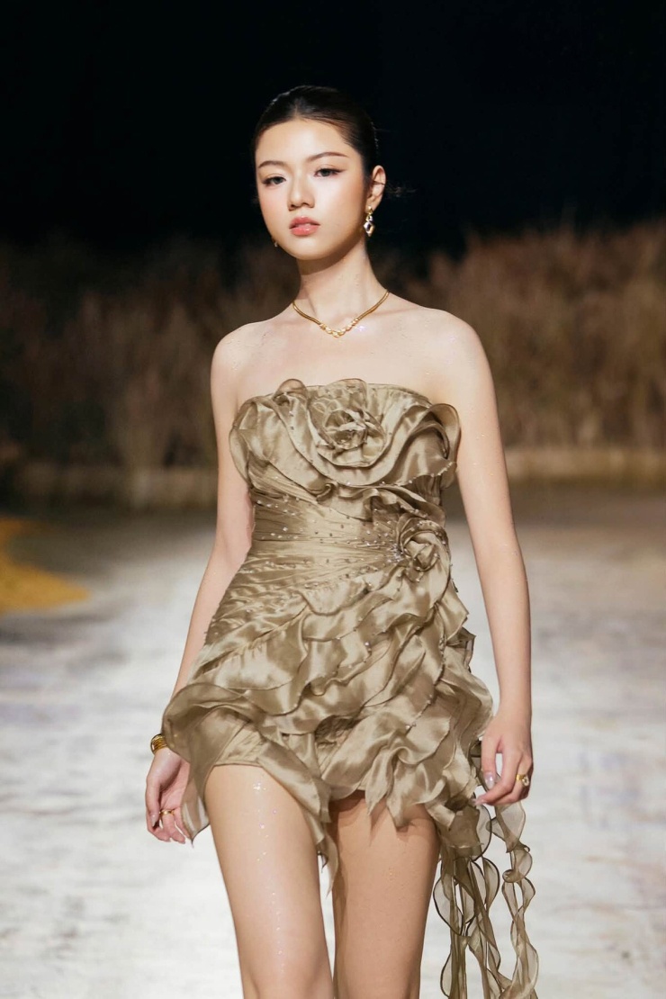 Cô catwalk trong phần thi Người đẹp thời trang ở Vietnam Beauty Fashion Fest (VBFF) mùa thứ 15 thuộc khuôn khổ cuộc thi, tối 15/7.