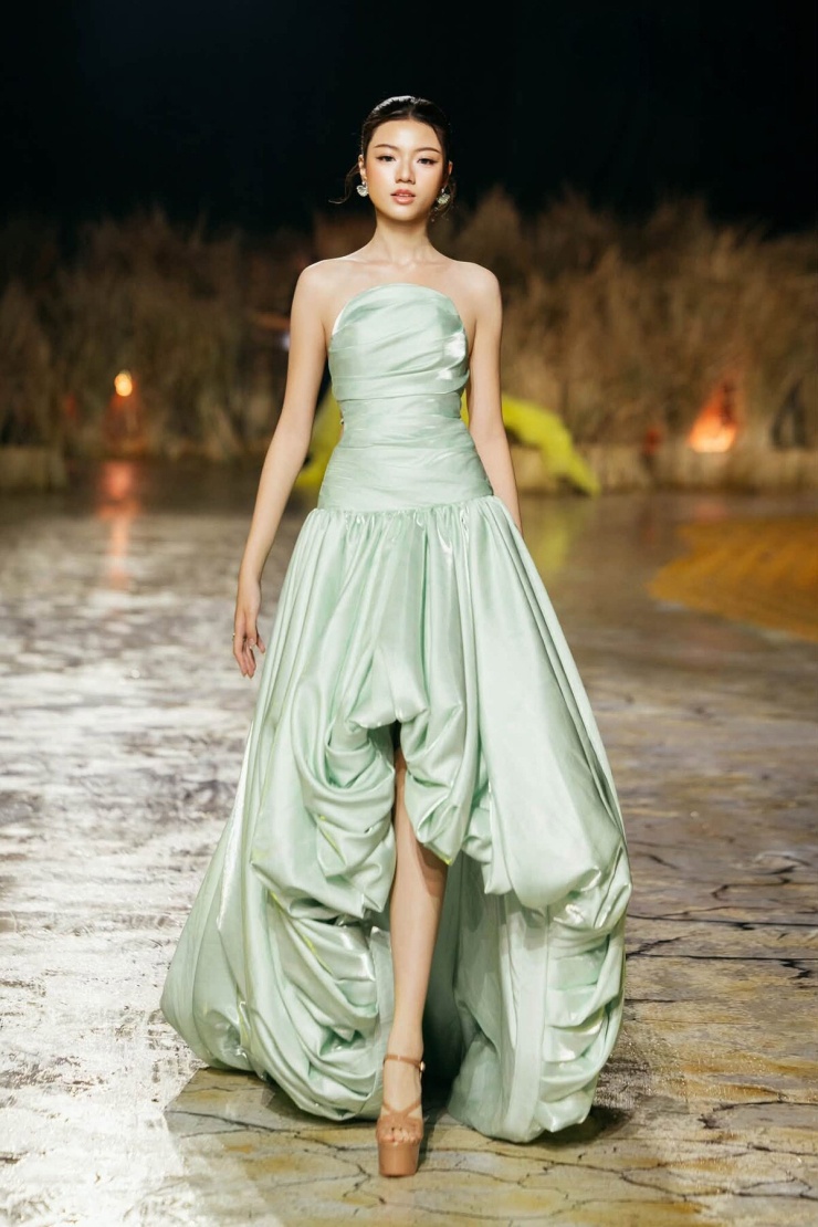 Cô catwalk trong phần thi Người đẹp thời trang ở Vietnam Beauty Fashion Fest (VBFF) mùa thứ 15 thuộc khuôn khổ cuộc thi, tối 15/7.