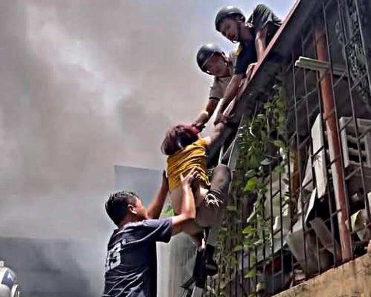 Ba người, trong đó có 2 trẻ em, mắc kẹt trong vụ cháy nhà tại phường Văn Miếu - Quốc Tử Giám (Hà Nội) đã thoát nạn an toàn qua lối thoát từ tầng thượng sang nhà liền kề (Ảnh Công an TP Hà Nội).