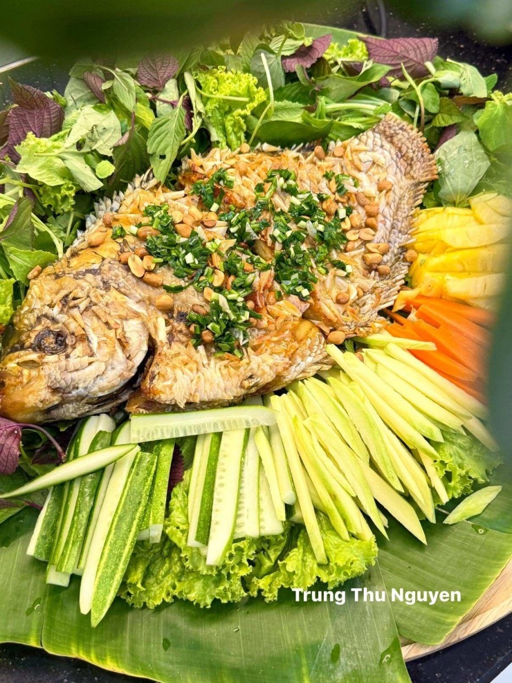 Loại cá này lớp da giòn rụm, phần thịt trắng ngọt, săn chắc và thơm tự nhiên: Cá tai tượng.