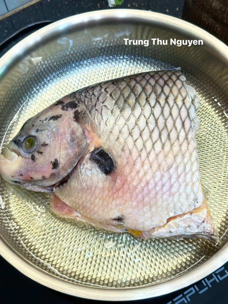 Cách làm cá tai tượng chiên xù: Chiên sơ trước trong chảo chín tầm 50%