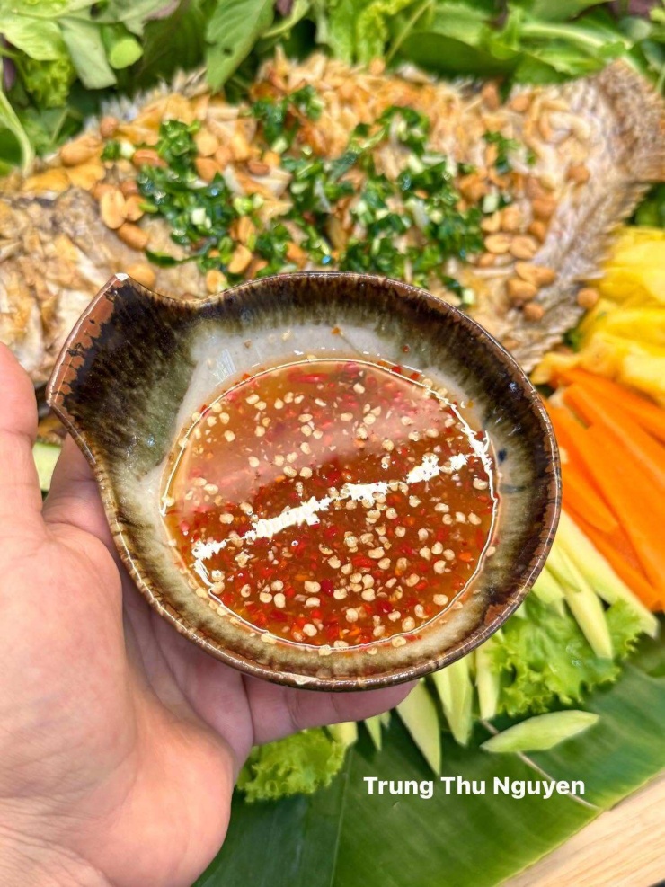 Cách làm cá tai tượng chiên xù: Pha nước chấm ăn kèm