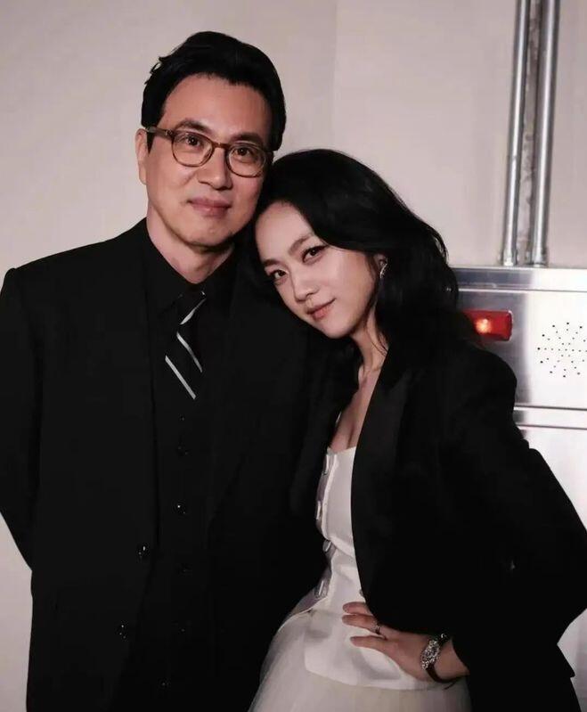 Thang Duy và chồng, Ki Tae Young. Ảnh: Weibo