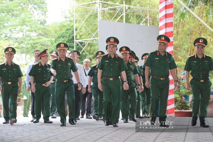 Đại tướng Phan Văn Giang thăm động viên Đội quy tập hài cốt liệt sĩ ở công viên Lê Thị Riêng - 1