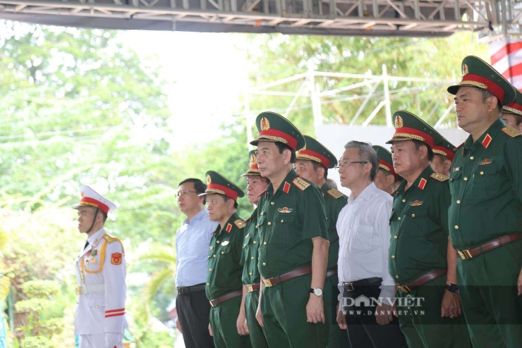 Đại tướng Phan Văn Giang là Ủy viên Bộ Chính trị, Phó Thủ tướng Chính phủ kiêm Bộ trưởng Bộ Quốc phòng và đoàn công tác dâng hoa, dâng hương tại Tượng đài Cố Tổng Bí thư Trần Phú. Ảnh: Lê Giang