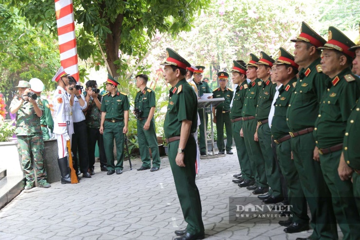 Đại tướng Phan Văn Giang thăm động viên Đội quy tập hài cốt liệt sĩ ở công viên Lê Thị Riêng - 2