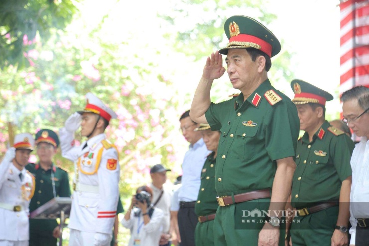 Đại tướng Phan Văn Giang thăm động viên Đội quy tập hài cốt liệt sĩ ở công viên Lê Thị Riêng - 6