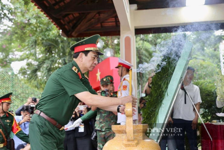 Đại tướng Phan Văn Giang dâng hương tại bia tưởng niệm anh hùng liệt sĩ Lê Thị Riêng và Anh hùng liệt sĩ Trần Văn Kiểu. Ảnh: Lê Giang