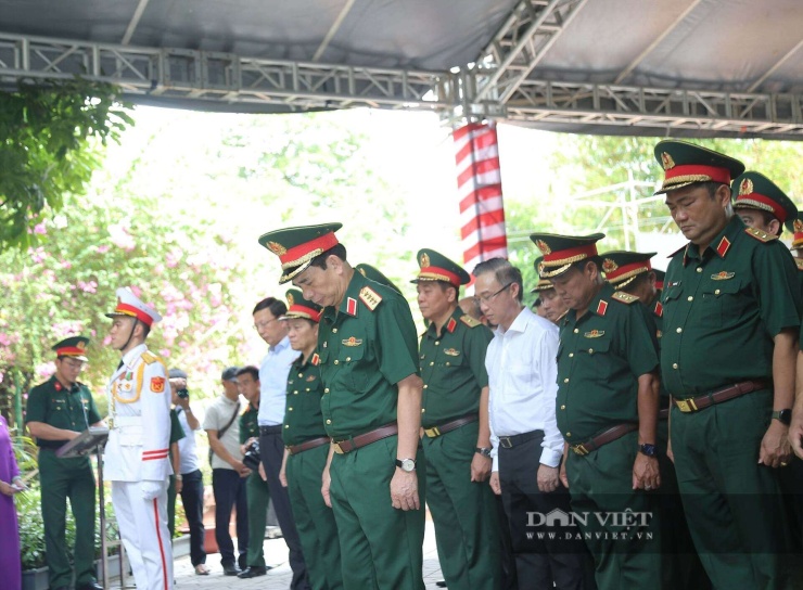 Đại tướng Phan Văn Giang cùng đoàn công tác dành phút mặc niệm tưởng nhớ công lao các Anh hùng liệt sĩ. Ảnh: Lê Giang
