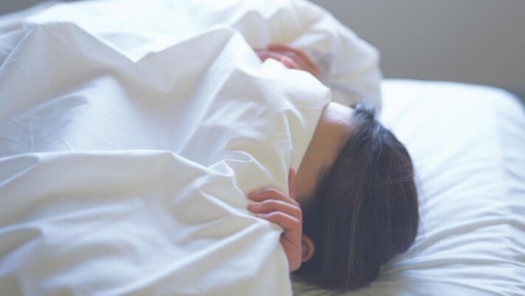 Bạn có thể bị ngạt thở, nhiễm vi khuẩn, ngưng thở khi ngủ, ngủ không sâu giấc, mệt mỏi, ngột ngạt nếu có thói quen trùm kín đầu khi ngủ. (Ảnh minh họa: MXH)