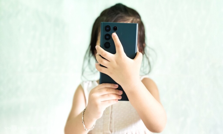 Một trẻ đang sử dụng smartphone. Ảnh: Bảo Lâm