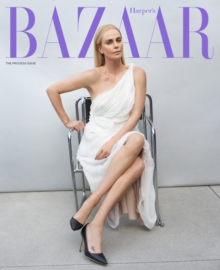 Ở tuổi 50, Charlize Theron vẫn giữ được phong độ không phải nhờ những thói quen đơn giản được duy trì suốt nhiều năm: tập luyện đều đặn, ăn uống cân bằng, ngủ đủ và chăm sóc sức khỏe tinh thần. Ảnh: Harper's Bazaar