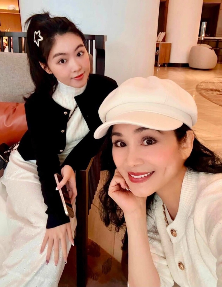 Vợ Quyền Linh phối hàng hiệu gần 1 tỷ đồng dạo phố Mỹ - 9