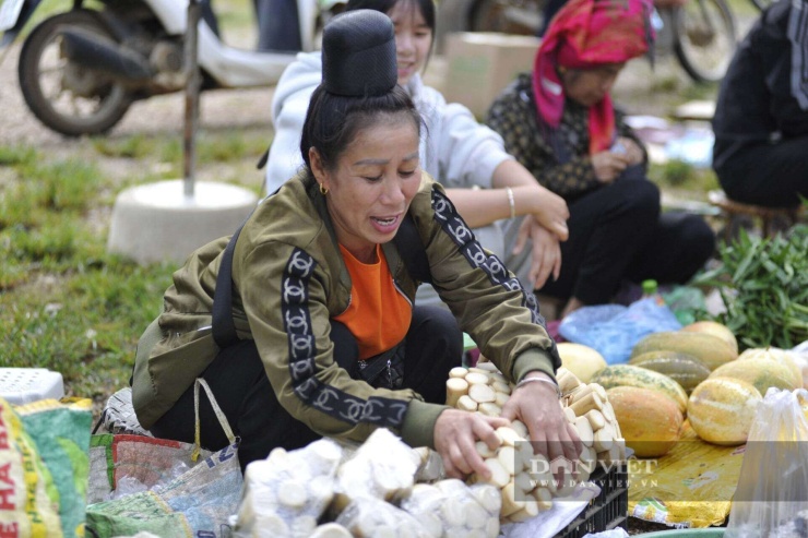 Những bó măng lay tươi hoặc sau khi luộc được bày bán tại các chợ dân sinh và điểm bán ven đường, quốc lộ. Ảnh: Trường Sơn.