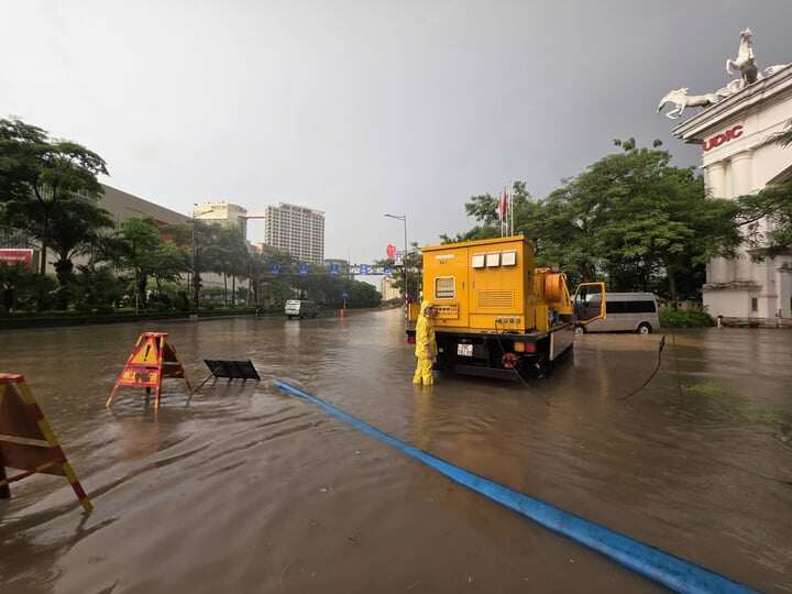 Trận mưa lớn gây ngập ở đường Võ Chí Công. (Ảnh: Công ty Thoát nước Hà Nội)