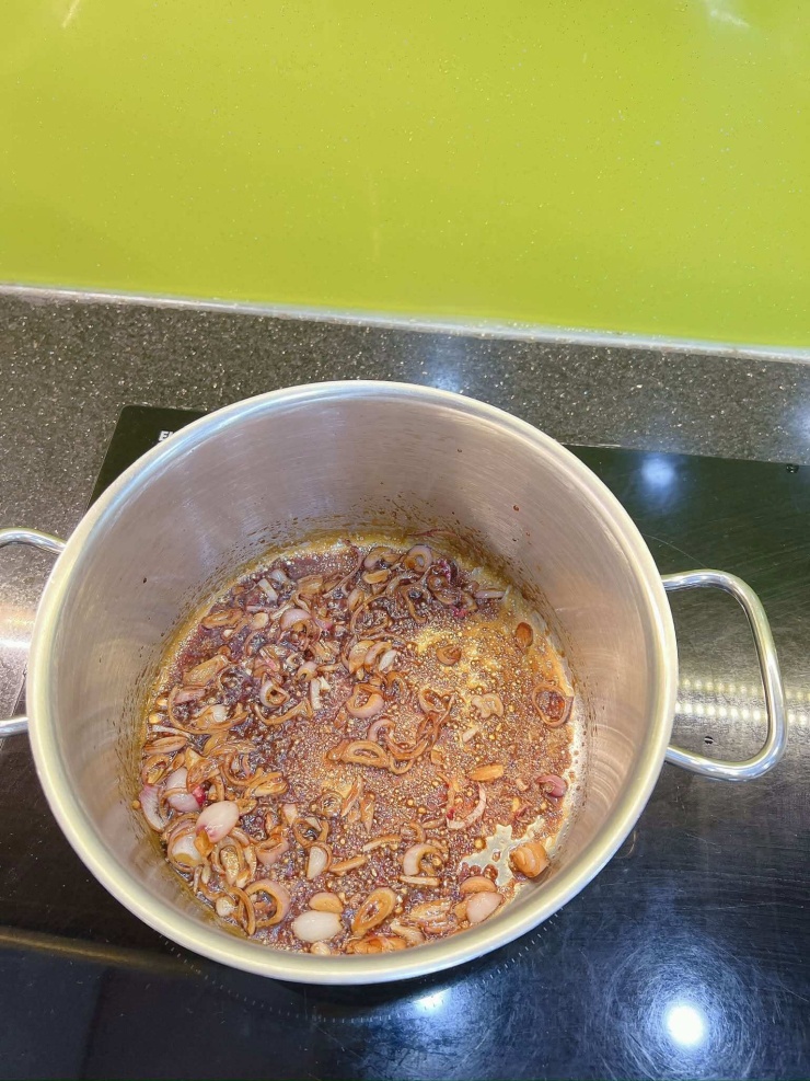 Cách kho cá nục: Phi hành lên cho thơm