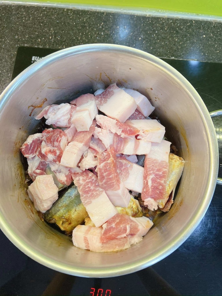 Cách kho cá nục: Cho thịt