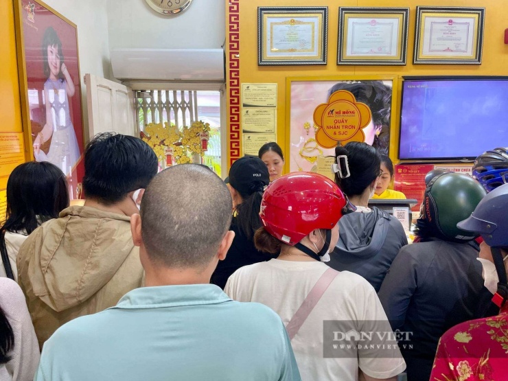 Khách chờ mua vàng tại tiệm vàng Mi Hồng trưa 25/7. Ảnh: Hồng Phúc