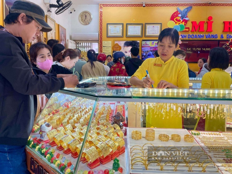 Khách giao dịch mua vàng nữ trang tại Mi Hồng. Ảnh: Hồng Phúc