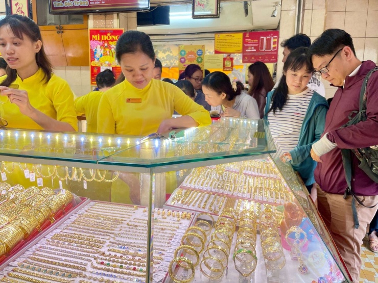 Không chỉ vàng nhẫn, nhiều khách còn nhu cầu mua nữ trang. Ảnh: Hồng Phúc