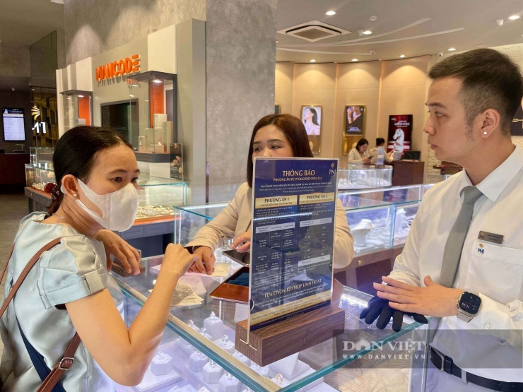 Khách có nhu cầu bán vàng PNJ, kim cương PNJ được nhân viên tư vấn về lộ trình thanh toán. Ảnh: Hồng Phúc
