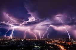 Hà Nội, Ninh Bình, Hưng Yên hứng chịu hàng trăm cú sét đánh