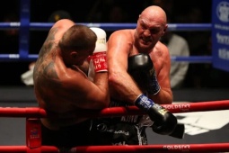 "Vua giang hồ" Fury trao nụ hôn "chết chóc" rồi knock-out đối thủ khổng lồ