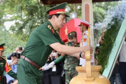 Đại tướng Phan Văn Giang thăm động viên Đội quy tập hài cốt liệt sĩ ở công viên Lê Thị Riêng