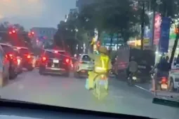 Cảnh sát giao thông Hà Nội mở đường, giành lại “thời gian vàng” cứu sống bé trai