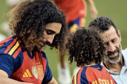 Tình phụ tử mái tóc dài của cầu thủ Cucurella