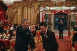 Chú rể bị sếp sa thải ngay tại đám cưới vì bất hiếu, chê mẹ xấu không cho dự lễ