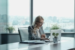 Kiếm 50 triệu đồng mỗi tháng, tôi dần chán người chồng ở nhà trông con