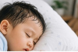Trẻ đổ mồ hôi nhiều ở đầu: Thiếu chất hay dấu hiệu cảnh báo bệnh?