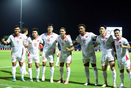 Xuân Son, Đình Bắc rạng rỡ ăn mừng ngày ĐT Việt Nam đại thắng 7-0 trận mở màn AFF Cup